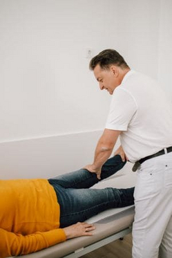 Prof. Dr. med. Rainer Schmidt behandelt einen Patienten mit Kniearthrose