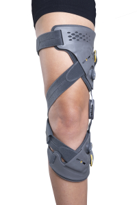 Abbildung, welche eine Orthese an einem Knie zeigt